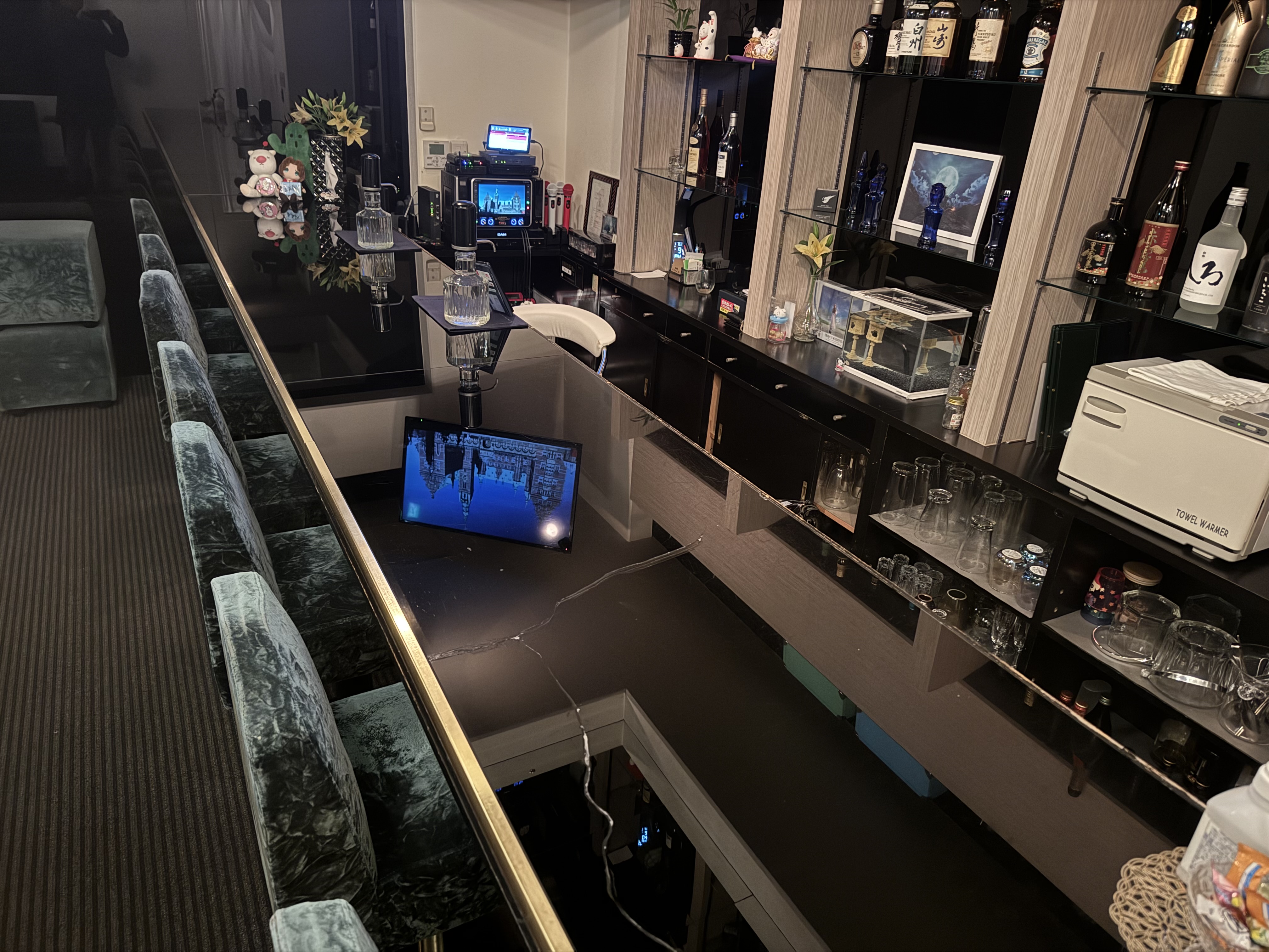  スナック AERITH店内1
