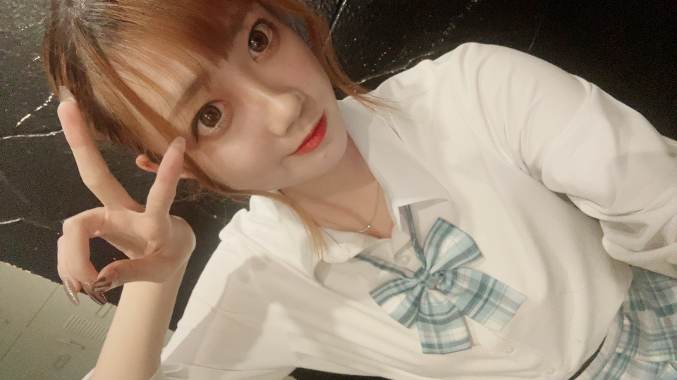 まだ現役いけそう？🥺こんな可愛い制服着て学生生活過ごしたかった^т⩊т^