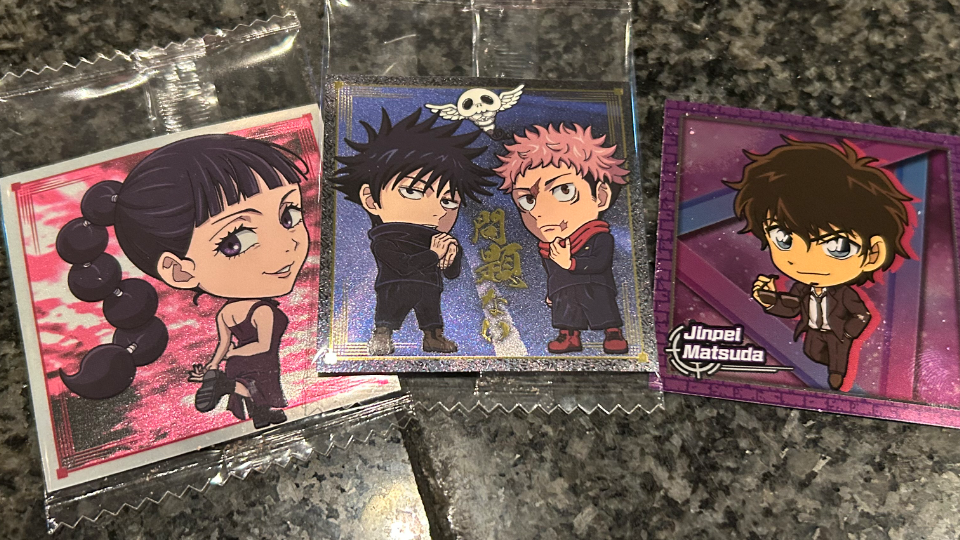 ウエハースとかグミとかに付属のシールに最近ハマっております💞