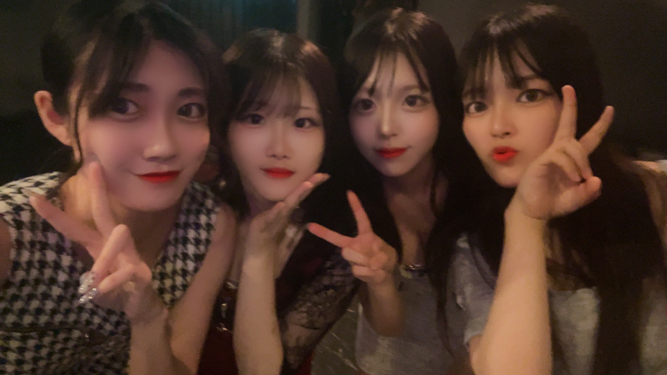 横一列❕を意識した結果ぎゅっとなってる4人です✨