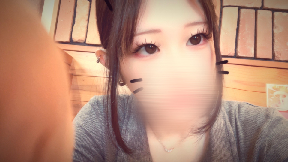 暑すぎてセンター分けの時の写真🫠裸眼で眉毛しか書いてなくて加工に助けられてる🫪