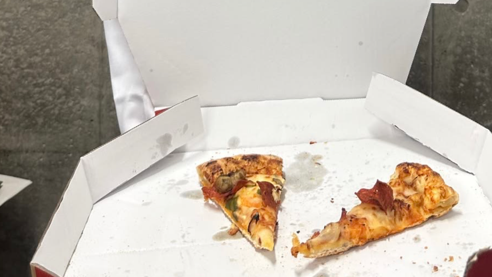 どういうピザの取り方❓🍕ジャンクフードは美味しいけど太るから🆖❌