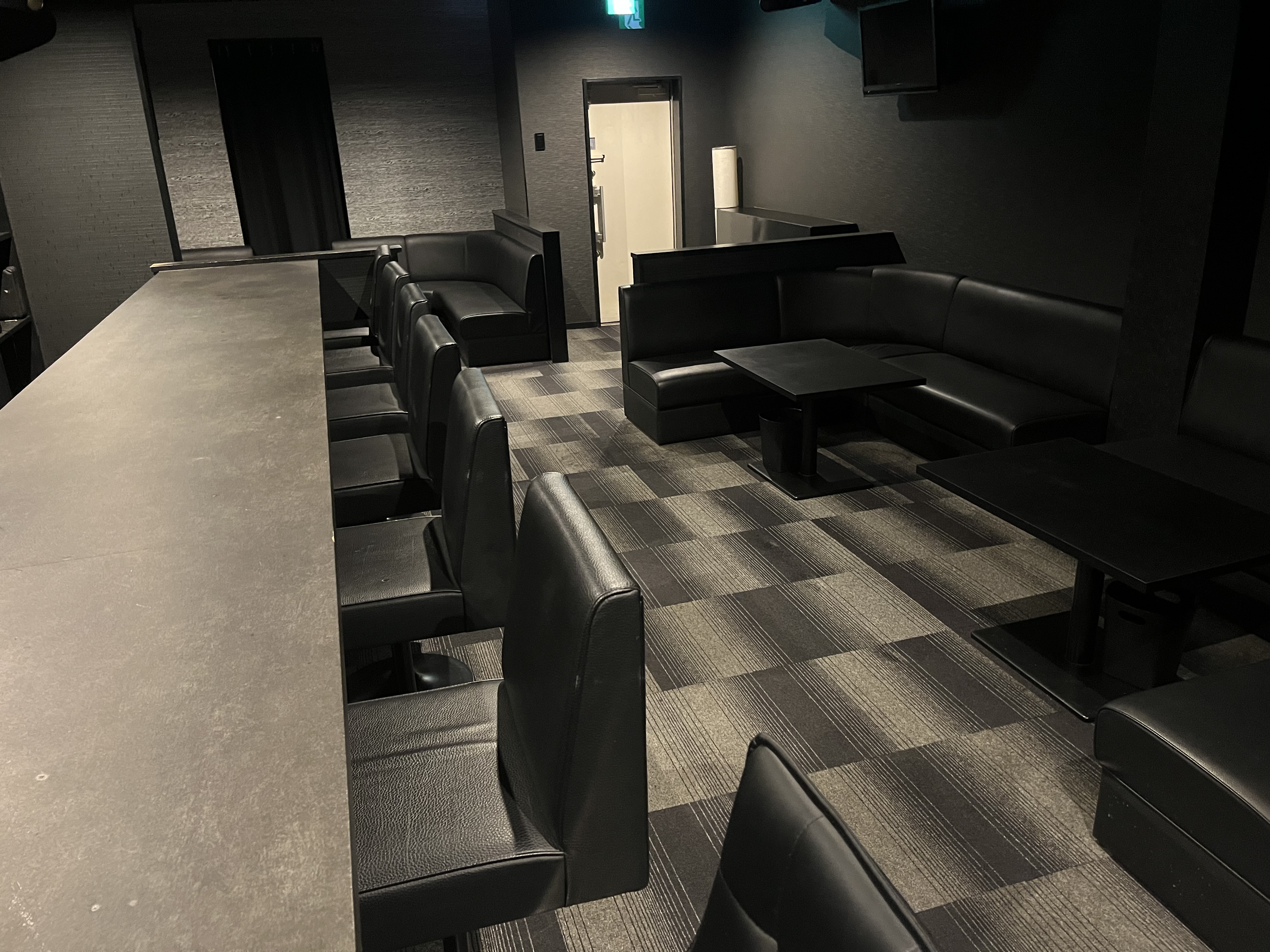丸亀 バー RED店内2